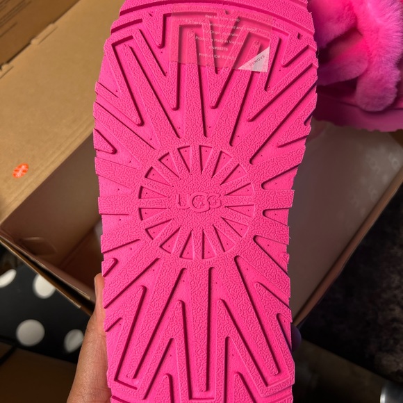 Popular Ugg slippers - Picture 6 of 6